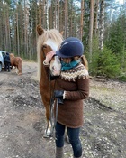 Sanna Paloheimo, askellajiratsastuksen FEIF I -ohjaaja ja pilates- sekä ryhmäliikunnan ohjaaja Saarikylien Islanninhevosista.