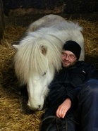 Gummi Sigurbjörnsson, Yli 20 vuotta sitten Islannista Hämeeseen muuttanut hevosten kouluttaja ja yrittäjä Draumhestar Oy:ssa yhdessä puolisonsa Pilvin kanssa